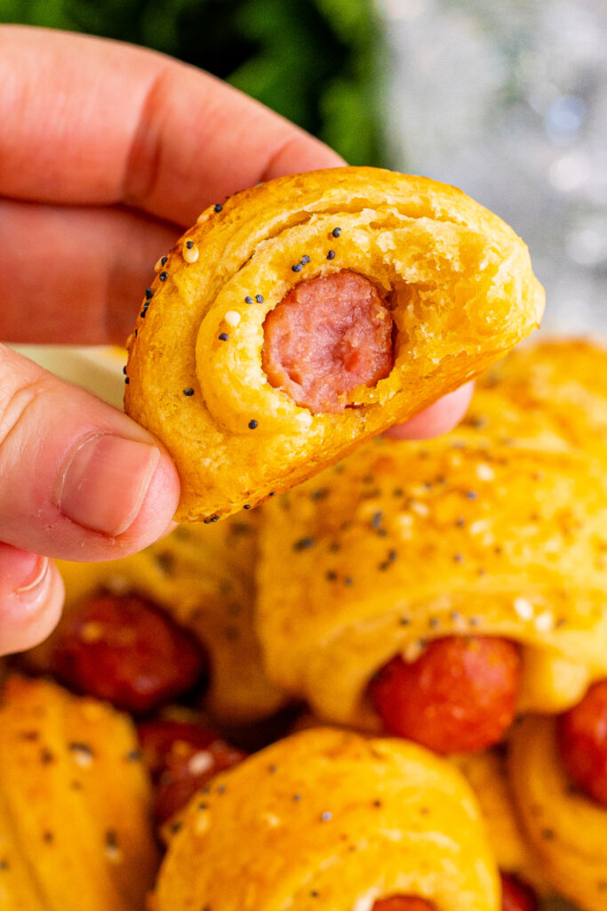 saucisse enrobée montrant le moelleux de la pâte à croissant et la petite saucisse cocktail à l'intérieur