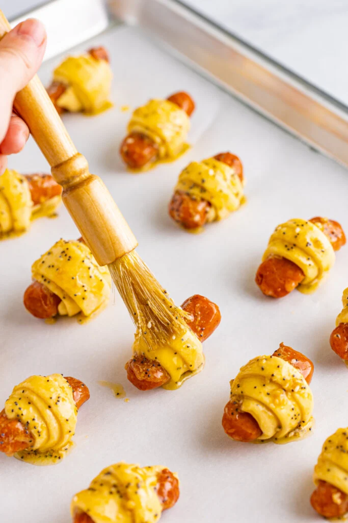 badigeonner la sauce sur les croissants