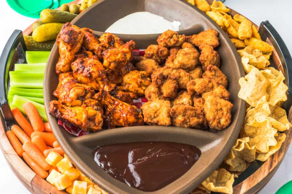 plateau de charcuterie sur le thème du football américain prêt à servir