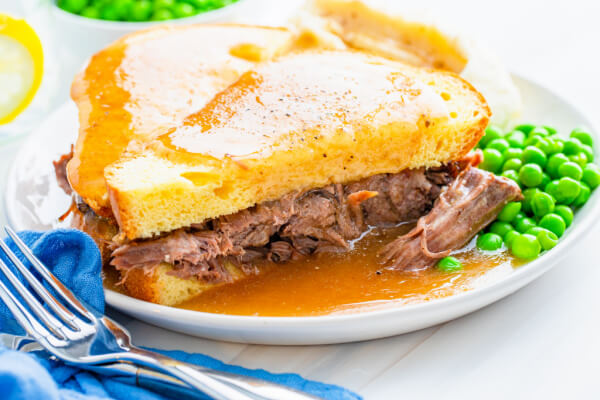 Sandwich chaud au rosbif et sa sauce gravy 