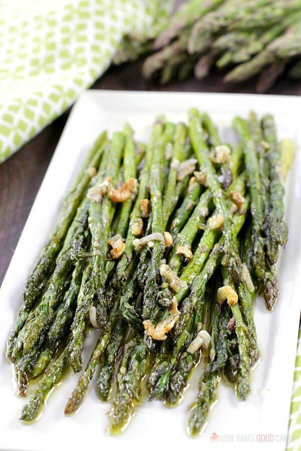 Asperges rôties au four dans une assiette.