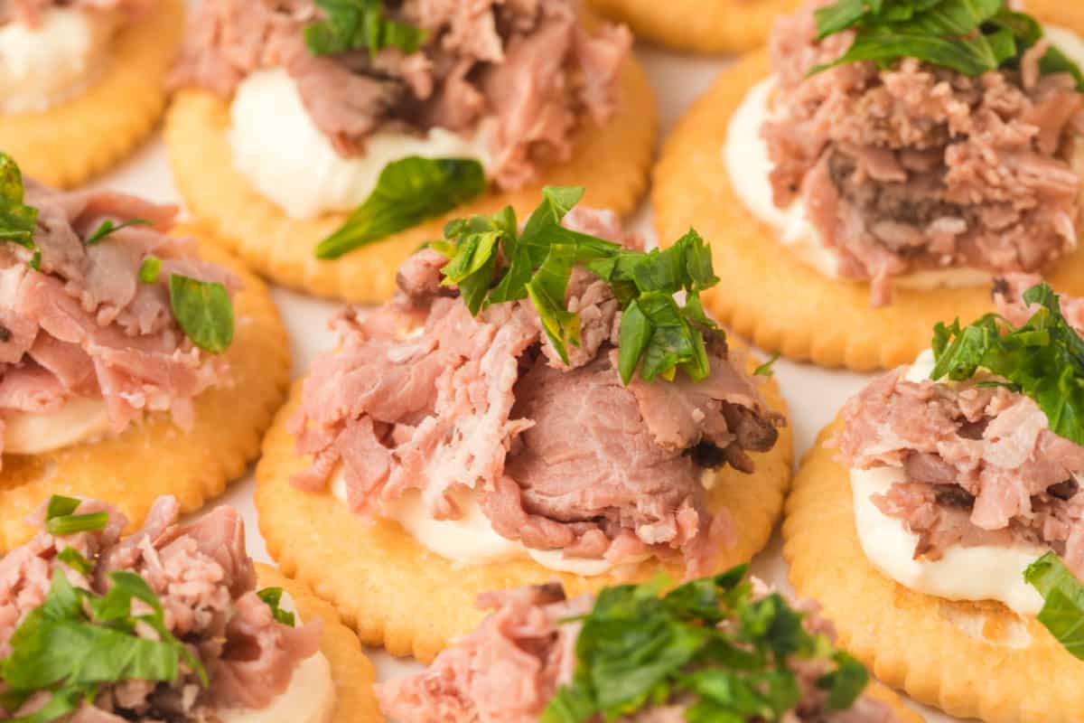 Petits fours apéritifs au rosbif et crème de raifort 