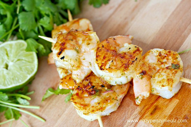 Brochettes de crevettes pour la salade de crevettes Fiesta Lime avec un citron vert.