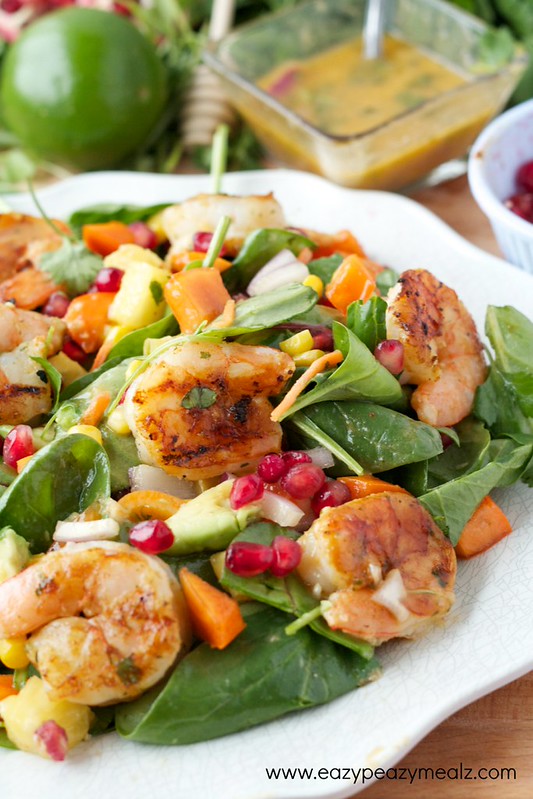 Salade de crevettes Fiesta Lime sur une assiette blanche avec de la vinaigrette.