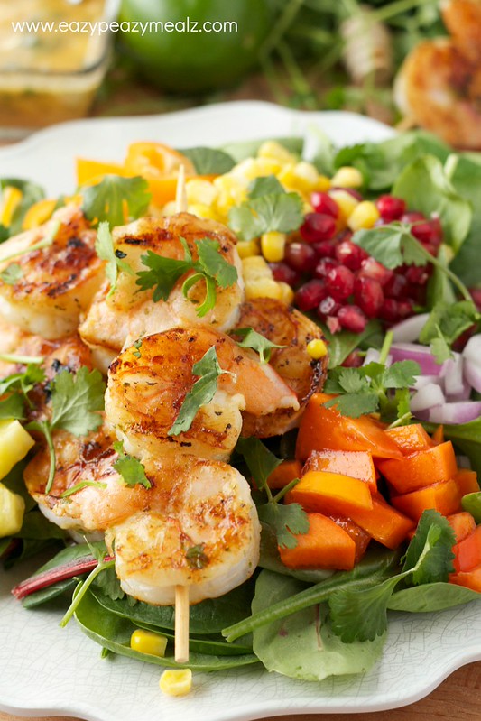 Salade de crevettes Fiesta Lime en brochette sur une assiette.