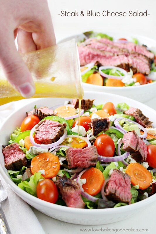Cette salade de steak et de fromage bleu est parfaite pour un repas rapide et facile en semaine! Ma famille a adoré celle-ci! #blendedconf #AZMilk #westvalleymoms #3aday #ad Salade de steak et de fromage bleu dans un bol avec vinaigrette.