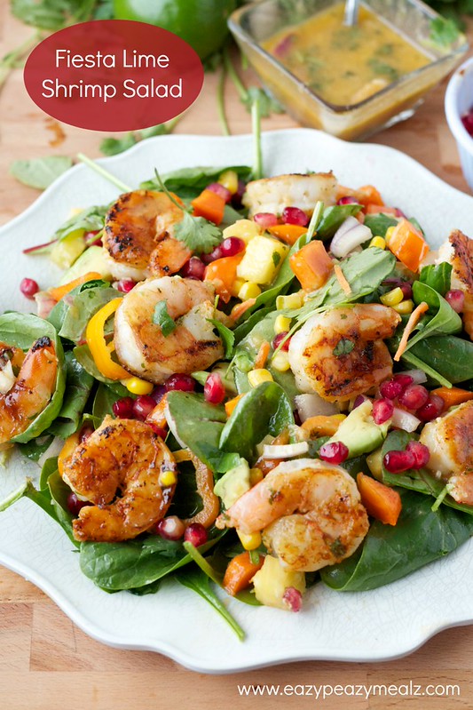 fiesta lime shrimp salad #eazypeazymealz Salade de crevettes Fiesta Lime dans un bol blanc.