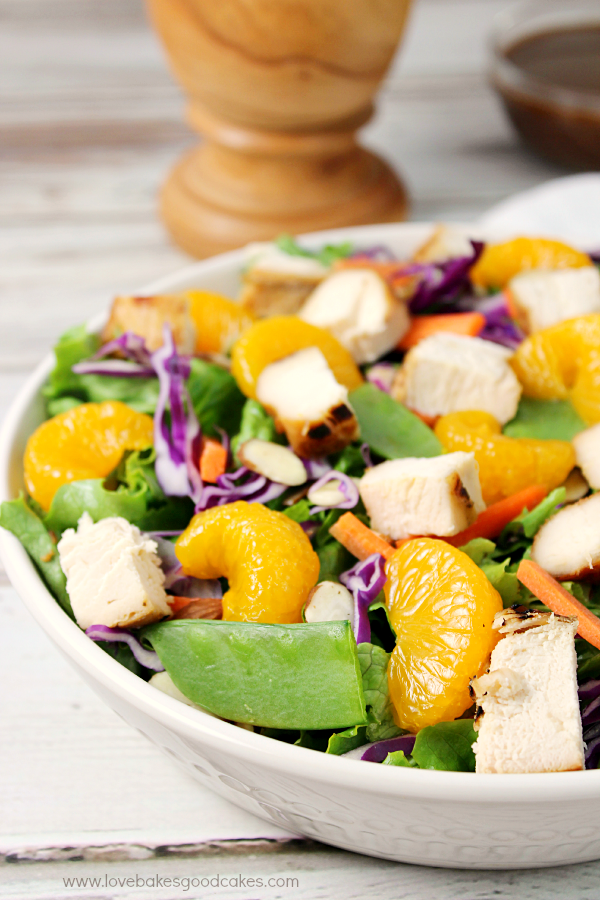 Salade de poulet asiatique dans un bol blanc.