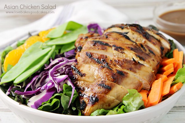 Salade de poulet asiatique dans un bol blanc en gros plan.