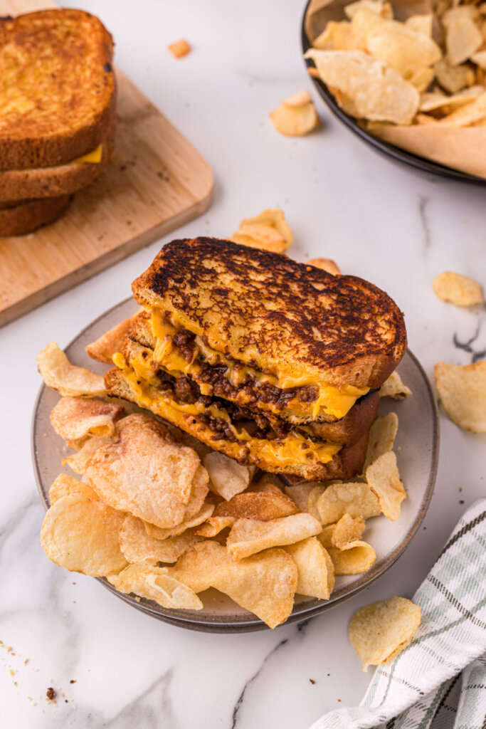 croque-monsieur Sloppy Joe dans une assiette avec des chips