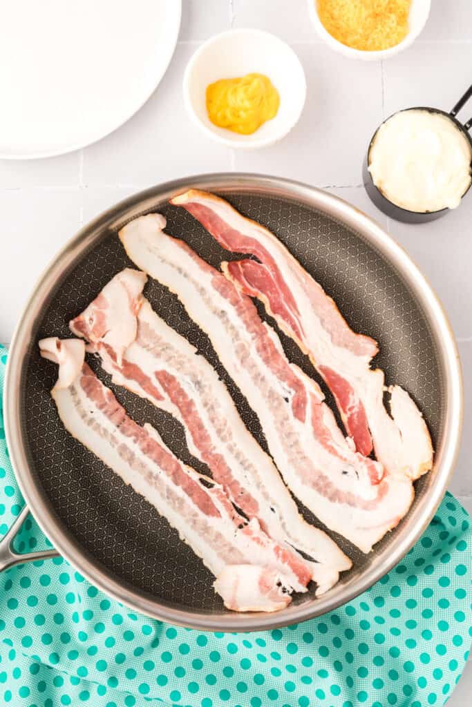Entre-temps, faites cuire le bacon à feu moyen-vif jusqu'à ce qu'il soit croustillant. Déposez le bacon sur du papier absorbant pour qu'il refroidisse.