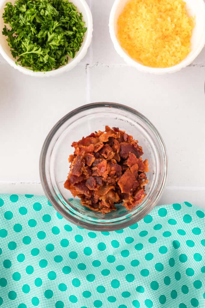 Émiettez et mettez de côté.