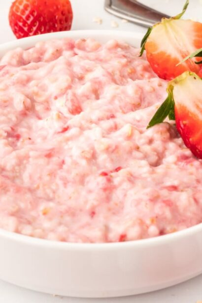 Porridge à la fraise crémeux au petit-déjeuner