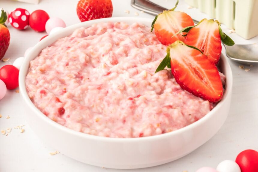 Porridge à la fraise crémeux au petit-déjeuner