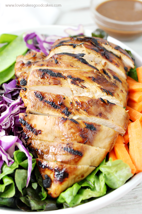 Salade de poulet asiatique dans un bol.
