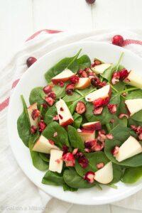 Salade d’épinards aux pommes et aux cranberries