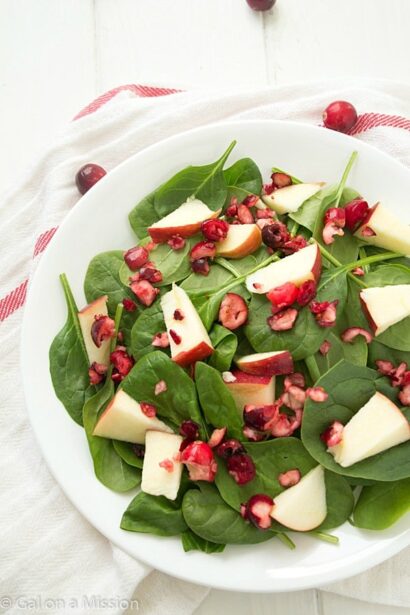 Salade d’épinards aux pommes et aux cranberries