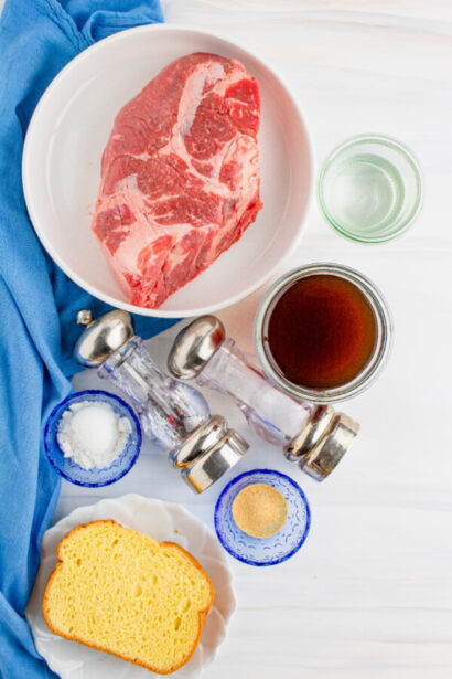 Sandwich chaud au rosbif et sa sauce gravy