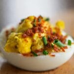 gros plan d'un oeuf diable avec bacon et ciboulette 🥚