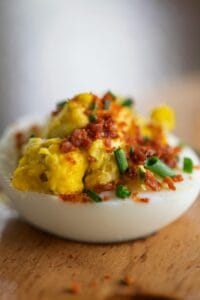 gros plan d'un oeuf diable avec bacon et ciboulette 🥚