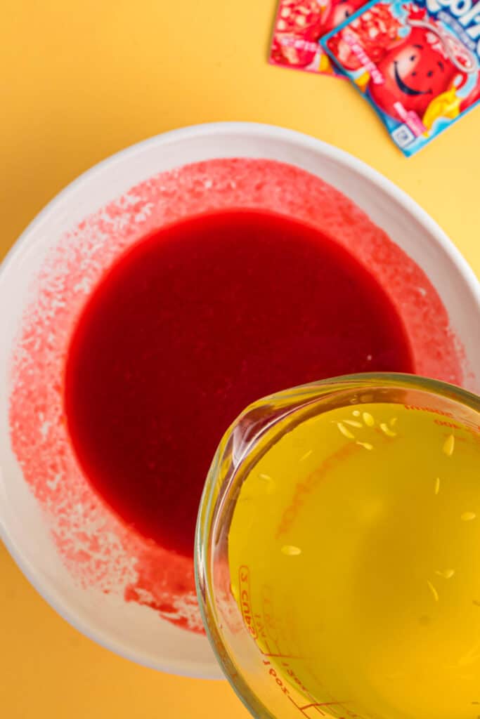 Saumure de cornichons versée dans le mélange Kool-Aid rouge vif.