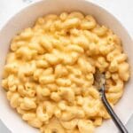 Mac and cheese maison crémeux et filant au cheddar