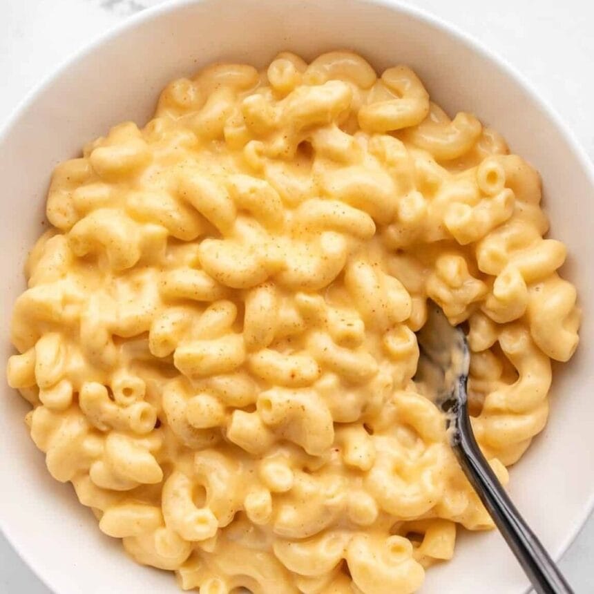 Mac and cheese maison crémeux et filant au cheddar